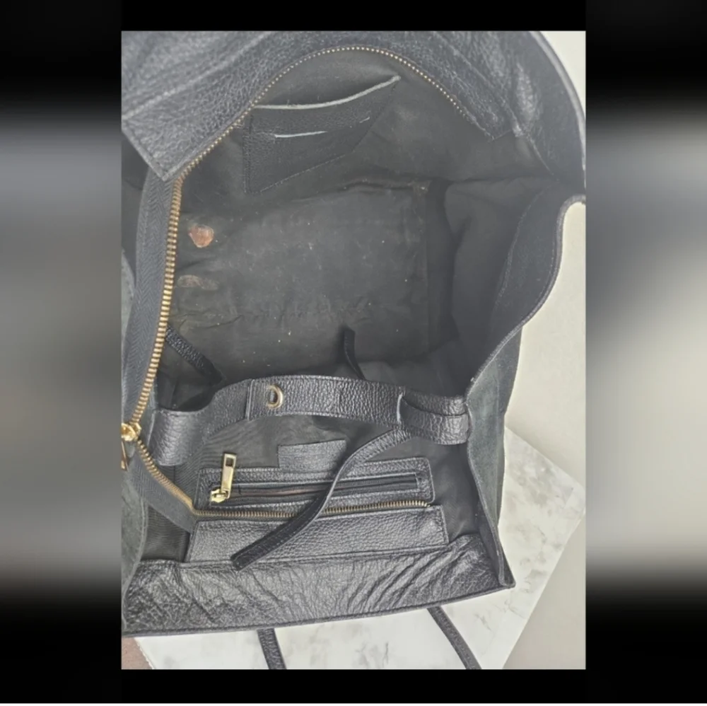 Chic Black Croc-Embossed Tote Bag - Picture 8 of 10